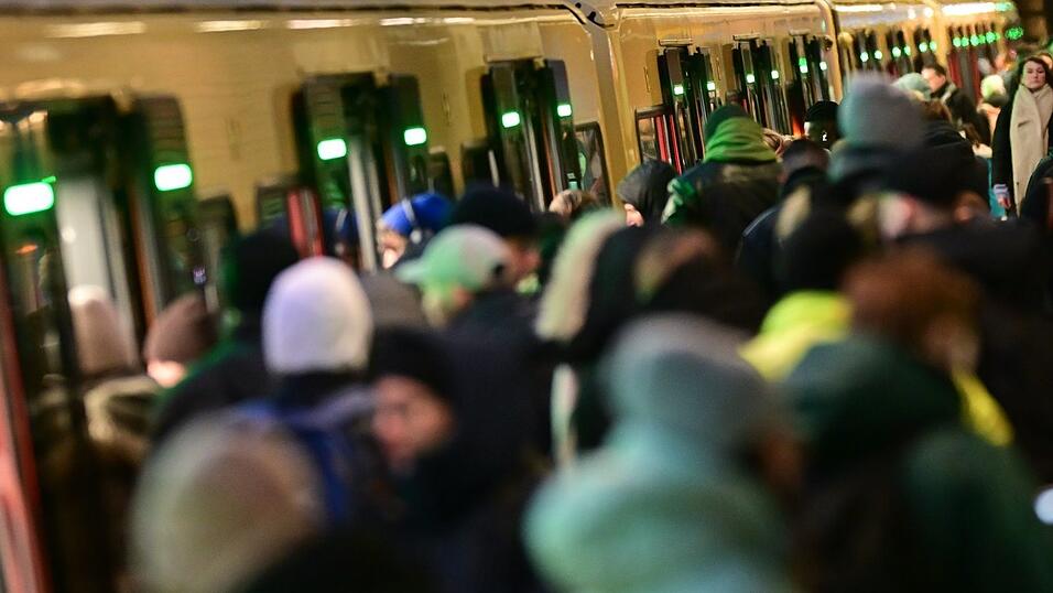 Die Regional- und S-Bahnen der Deutschen Bahn fahren ohne Einschr&auml;nkungen - wie hier am Bahnhof Gesundbrunnen in Berlin.