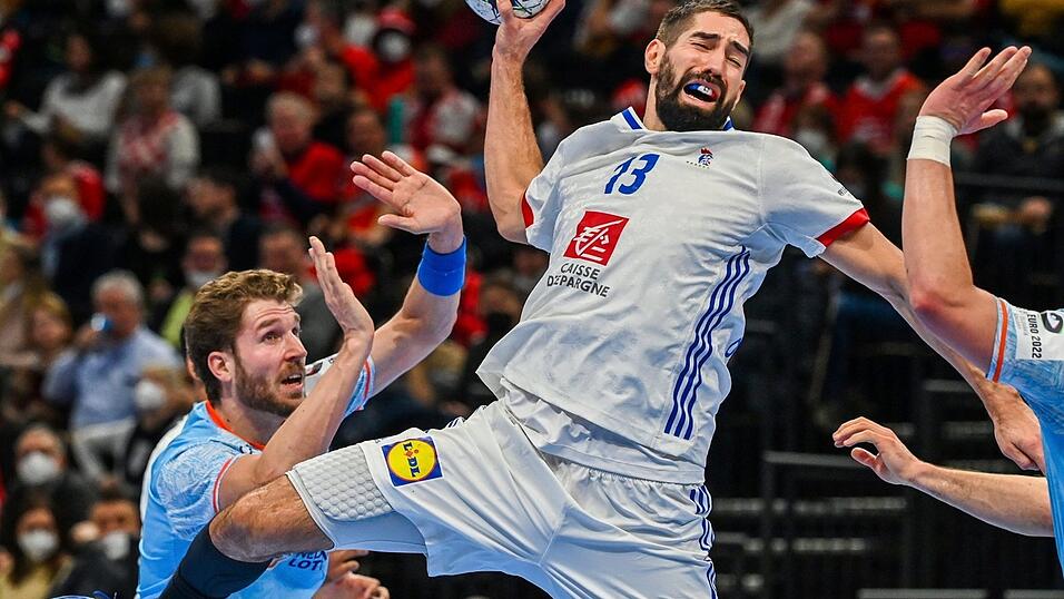 Nikola Karabatic (r.) aus Frankreich setzt sich gegen Jasper Adams (l.) aus den Niederlanden durch.
