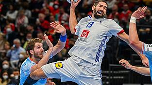 Nikola Karabatic (r.) aus Frankreich setzt sich gegen Jasper Adams (l.) aus den Niederlanden durch.