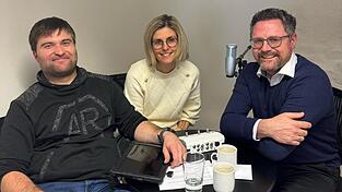 Landtagsabgeordneter Dr. Gerhard Hopp (rechts) und Journalistin Diana Binder (Mitte) besprechen mit Host Dominik Altmann, wieso die Debattenkultur zunehmend verschwindet.