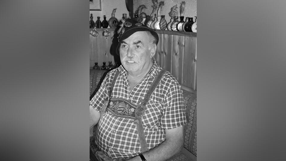 Der &bdquo;Schnupfer Xare&ldquo; war in der Wohnstube von einem Teil seiner rund 70 Schnupftabakdosen umgeben.