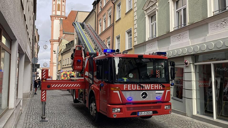 Wenig Platz: Das Drehleiterfahrzeug musste rückwärts in die Albrechtsgasse einrangieren. Wenig Platz: Das Drehleiterfahrzeug musste rückwärts in die Albrechtsgasse einrangieren.