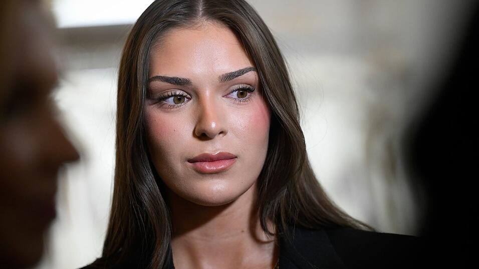 Miss Finnland Sarah Dzafce hat ihren Titel und ihre Krone verloren. Miss Finnland Sarah Dzafce hat ihren Titel und ihre Krone verloren.