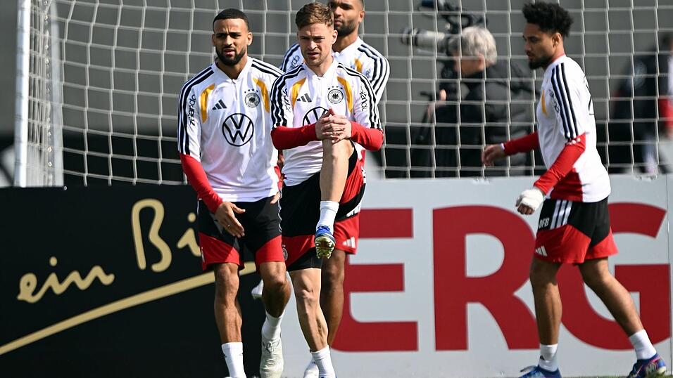 Der Kapit&auml;n geht voran, auch auf dem Trainingsplatz: Joshua Kimmich (M).