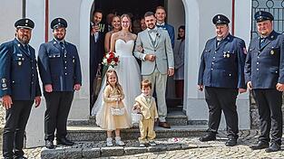 Die Mitglieder der Freiwilligen Feuerwehr Atzenzell bilden ein Spalier f&uuml;r Sarah Raab und Daniel Probst.