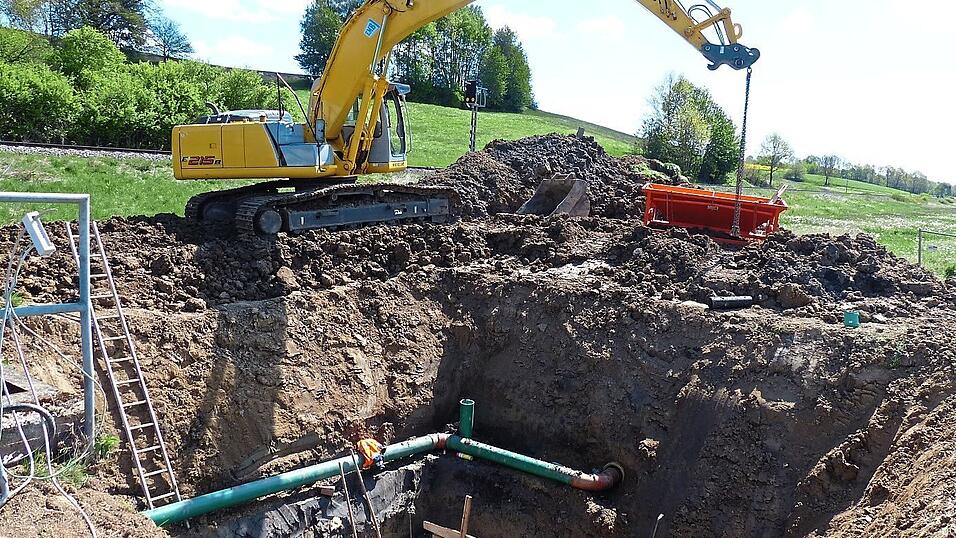 Der neue Messschacht wird mit einer Drosselleitung und einer Durchflussmessung ausgestattet Der neue Messschacht wird mit einer Drosselleitung und einer Durchflussmessung ausgestattet