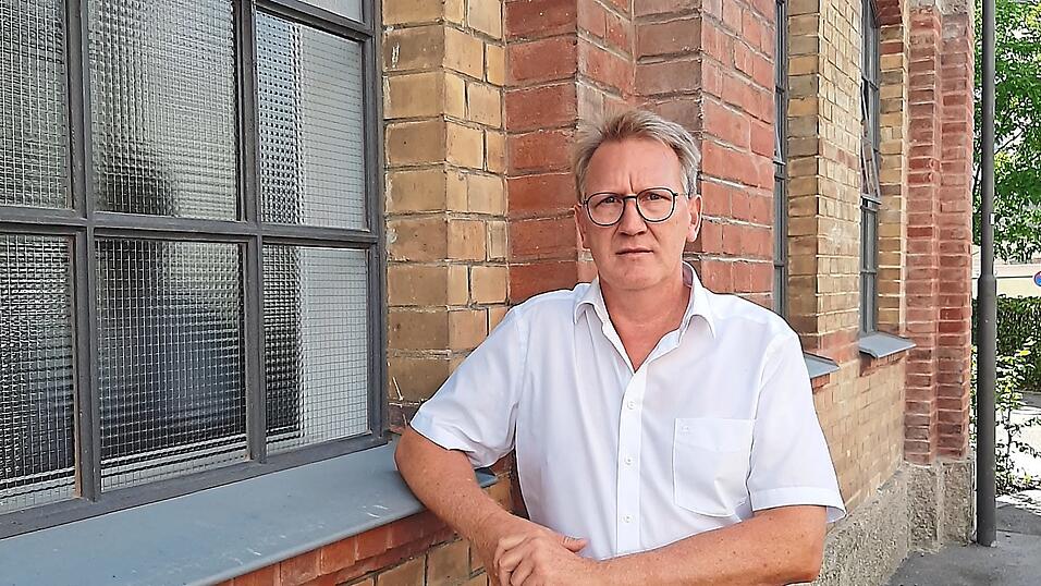 Manfred Wimmer vor der Maschinenhalle Sommer, Sitz seines Architekturb&uuml;ros im Nikolaviertel.