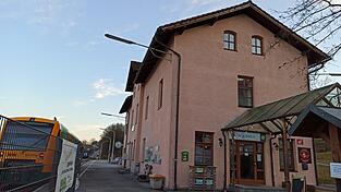 Im Bahnhofsgebäude in Viechtach ist neben einem Restaurant auch eine Musiksschule (u.l.). Eine völlig neue Nutzung als Konzertlocation hat hingegen der Bahnhof in Kötzting (u.r.).