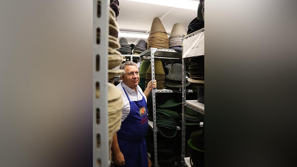 Tausende Hutstumpen in sämtlichen Farben und Formen reifen im Keller von Andreas Nuslan. Tausende Hutstumpen in sämtlichen Farben und Formen reifen im Keller von Andreas Nuslan.