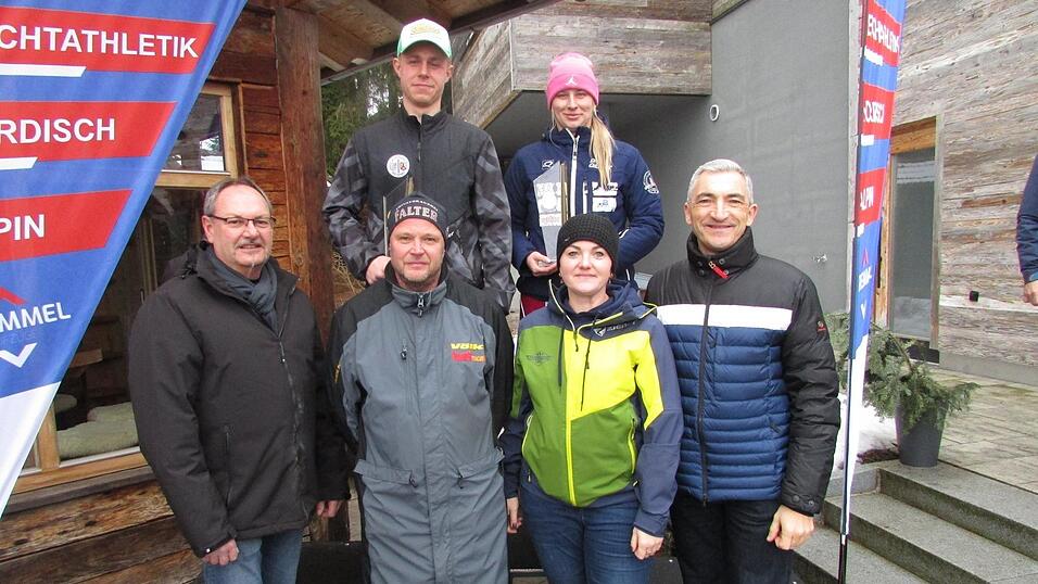 Hinten von links die beiden Landkreismeister Stefan Fuss bei den Herren und Teresa Hoberova bei den Damen; vorne v.l: B&uuml;rgermeister Adolf Muhr, Organisationschef Christian Biermier, Teamvorst&auml;ndin Katrin Hagengruber und Schirmherr Landrat Dr. Ronny Raith