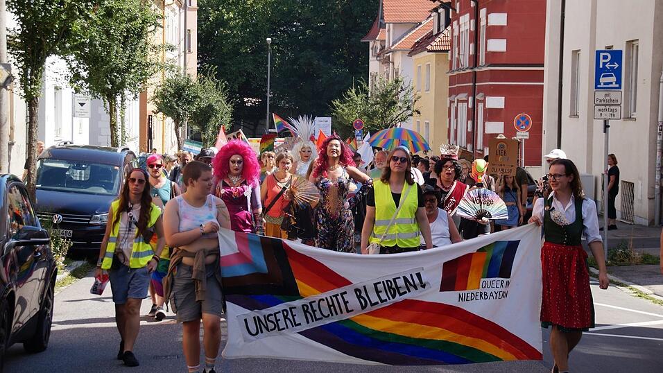 Mitglieder von Queer Niederbayern und Dragqueens führten den bunten Zug an.