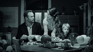 Anne Ratte-Polle und Mark Waschke als Eltern, die sich zoffen