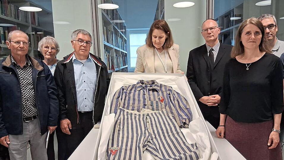 Marc Schroeder (Dritter von links) übergab der KZ-Gedenkstätte in Dachau kürzlich die Häftlingskleidung seines Großvaters. Marc Schroeder (Dritter von links) übergab der KZ-Gedenkstätte in Dachau kürzlich die Häftlingskleidung seines Großvaters.