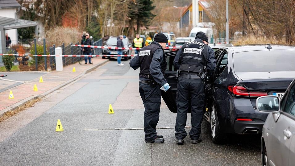 Der Angeklagte soll den Verdächtigen in einem Wohngebiet in Heilsbronn mit einem Messer in Hals und Oberkörper gestochen haben. Der Angeklagte soll den Verdächtigen in einem Wohngebiet in Heilsbronn mit einem Messer in Hals und Oberkörper gestochen haben.