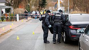 Der Angeklagte soll den Verdächtigen in einem Wohngebiet in Heilsbronn mit einem Messer in Hals und Oberkörper gestochen haben.