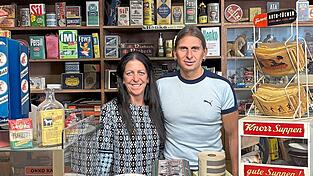 Sie sind der Entrümplungsblitz: Michaela Riedel und Andreas Buchner in ihrem „Tante Emmas Trödel“, den es heuer seit 20 Jahren gibt.