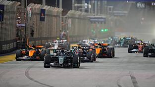 Mercedes-Pilot George Russell (M) verteidigte Platz eins am Start.