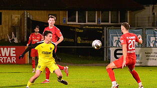 Vilzing mit Nik Leipold (in Gelb) hat gegen Memmingen den fünften Sieg in Folge verpasst. Klarste Chancen in der ersten Halbzeit blieben ungenutzt.