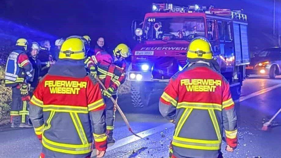 Einsatzkr&auml;fte der Feuerwehr Wiesent am Samstagmorgen auf der Autobahn. Die Arbeit ging ihnen nicht aus.