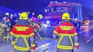 Einsatzkr&auml;fte der Feuerwehr Wiesent am Samstagmorgen auf der Autobahn. Die Arbeit ging ihnen nicht aus.