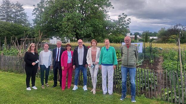 Ein Garten mit einer Vielfalt von Salat und Gemüse - der Krautgarten der Stadt Deggendorf. Sie freuen sich auf den „Tag der offenen Gartentür“: (v. l.) Kreisfachberaterin Petra Holzapfel, Kreisvorsitzende des Vereins für Gartenbau und Landespflege Anna Maria Krinner, Landrat Bernd Sibler, dritte Bürgermeisterin Dr. Ila Schnabel, Bauamtsleiter Christoph Strasser, Elke Mühlbauer, Stefanie Arneth und Stadtgärtner Robert Schneider. Ein Garten mit einer Vielfalt von Salat und Gemüse - der Krautgarten der Stadt Deggendorf. Sie freuen sich auf den „Tag der offenen Gartentür“: (v. l.) Kreisfachberaterin Petra Holzapfel, Kreisvorsitzende des Vereins für Gartenbau und Landespflege Anna Maria Krinner, Landrat Bernd Sibler, dritte Bürgermeisterin Dr. Ila Schnabel, Bauamtsleiter Christoph Strasser, Elke Mühlbauer, Stefanie Arneth und Stadtgärtner Robert Schneider.