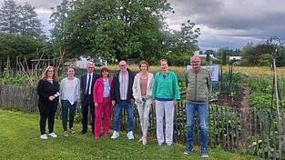 Ein Garten mit einer Vielfalt von Salat und Gem&uuml;se - der Krautgarten der Stadt Deggendorf. Sie freuen sich auf den &bdquo;Tag der offenen Gartent&uuml;r&ldquo;: (v. l.) Kreisfachberaterin Petra Holzapfel, Kreisvorsitzende des Vereins f&uuml;r Gartenbau und Landespflege Anna Maria Krinner, Landrat Bernd Sibler, dritte B&uuml;rgermeisterin Dr. Ila Schnabel, Bauamtsleiter Christoph Strasser, Elke M&uuml;hlbauer, Stefanie Arneth und Stadtg&auml;rtner Robert Schneider.