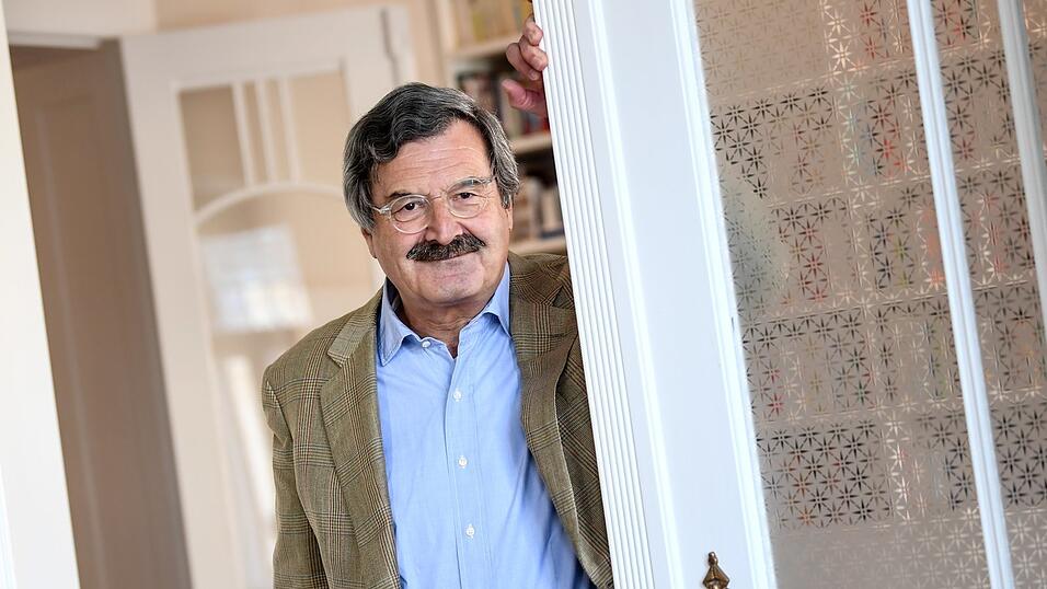 Nikolaus Brender in seiner Berliner Wohnung. Er wurde am 24. Januar 1949 in Freiburg geboren, hat Rechts- und Politikwissenschaften studiert und beim S&uuml;dwestfunk (SWF) volontiert. Brender wurde mit den Bayerischen Fernseh-, dem Hanns-Joachim-Friedrichs- und dem Grimme-Preis ausgezeichnet. Von 2000 bis 2010 war er Chefredakteur des ZDF.