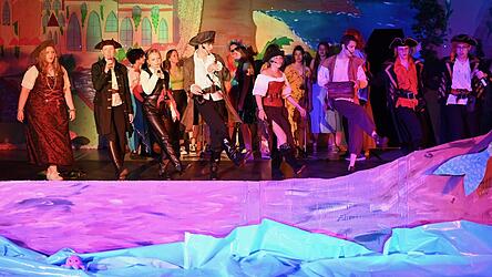 Eine kesse Sohle legten die Piraten auf die B&uuml;hne, nachdem sie das Rennen um den Schatz f&uuml;r sich entschieden haben.