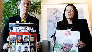 Itay Chens Eltern trafen Ende September Bundeskanzler Friedrich Merz. (Archivbild) Itay Chens Eltern trafen Ende September Bundeskanzler Friedrich Merz. (Archivbild)