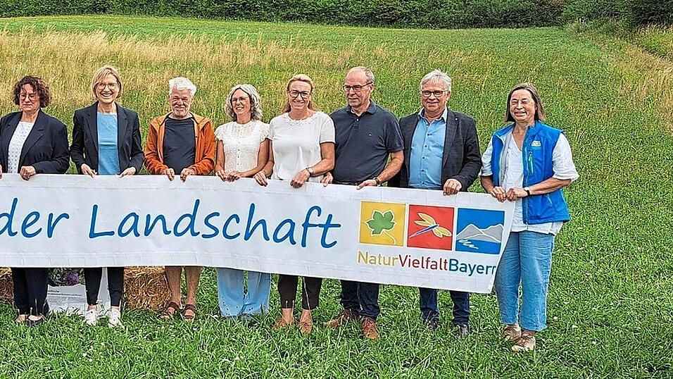 Die Beteiligten machen mit dem Banner deutlich, dass hinter dem Gelingen des Projekts viele stehen. Die Beteiligten machen mit dem Banner deutlich, dass hinter dem Gelingen des Projekts viele stehen.