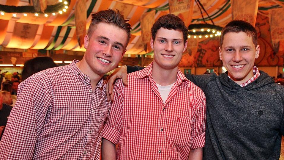 Die Fr&uuml;hjahrsdult 2017 in Landshut neigt sich dem Ende entgegen. Grund genug, noch einmal richtig in den Bierzelten zu feiern - abgerundet vom traditionellen Feuerwerk.