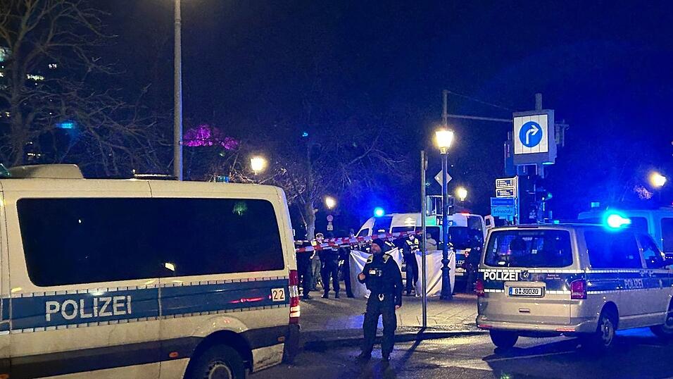 Am Denkmal für die ermordeten Juden Europas in Berlin-Mitte ist ein Mann schwer verletzt worden.