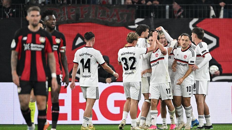 Nürnberg jubelt in Leverkusen über den Treffer zum 2:0. Nürnberg jubelt in Leverkusen über den Treffer zum 2:0.
