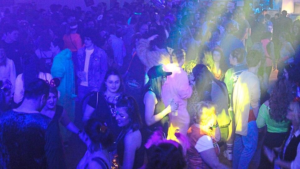 Ausgelassene Stimmung bei der JU-Faschingsdisco.