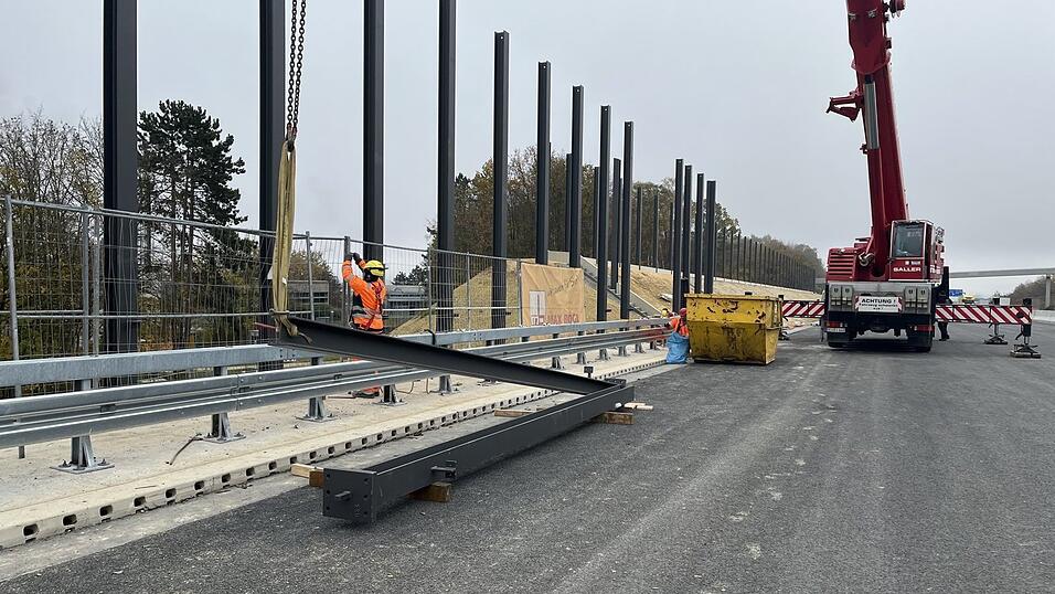 Unter anderem entsteht bald eine fast vier Kilometer lange Lärmschutzwand. Unter anderem entsteht bald eine fast vier Kilometer lange Lärmschutzwand.