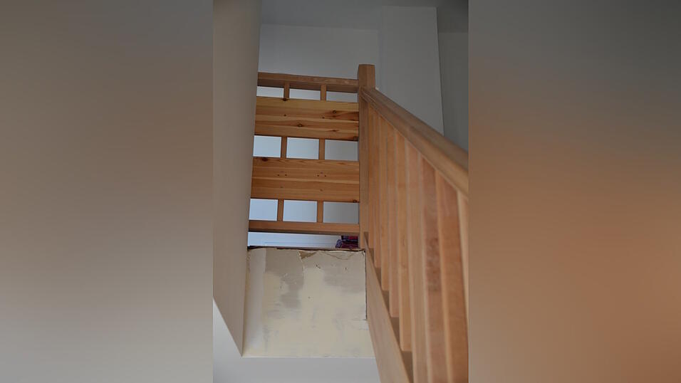 Wie hier im Bild zu sehen ist, mussten die Grolls am oberen Ende der Treppe provisorisch nachhelfen und zwei Bretter quer anbringen. Andernfalls w&auml;ren die L&uuml;cken ein zu gro&szlig;es Risiko f&uuml;r die Kinder. (Foto: Matthias Jell)