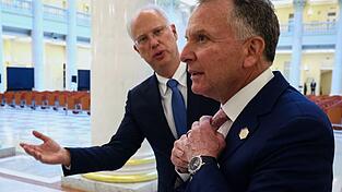 Den US-Sondergesandten Steve Witkoff hat Kirill Dmitrijew hofiert, für den Bundeskanzler Merz hat er nur Spott übrig. (Archivbild) Den US-Sondergesandten Steve Witkoff hat Kirill Dmitrijew hofiert, für den Bundeskanzler Merz hat er nur Spott übrig. (Archivbild)