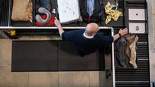 Bei der Gep&auml;ckkontrolle am Flughafen flog der 69-J&auml;hrige auf.