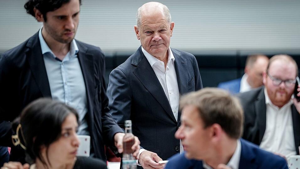 In der SPD-Fraktion meldete sich der ehemalige Bundeskanzler Olaf Scholz zum Jahrestag der Koalition zu Wort.