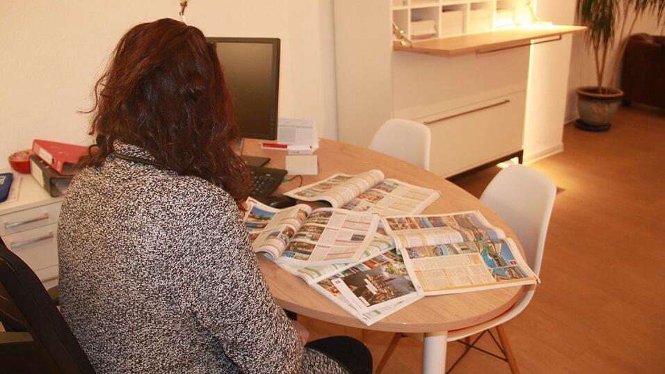Reisekataloge w&auml;lzen geh&ouml;rt f&uuml;r Elena zum Job.
