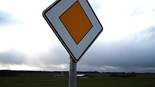 Unter diesem Vorfahrtsschild zeigte bislang von jeder Fahrtrichtung ein Wegweiser nach Tuntenberg. Jetzt sind die Schilder weg.