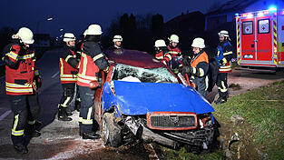 Das Auto des Unfallfahrers wurde schwer beschädigt.