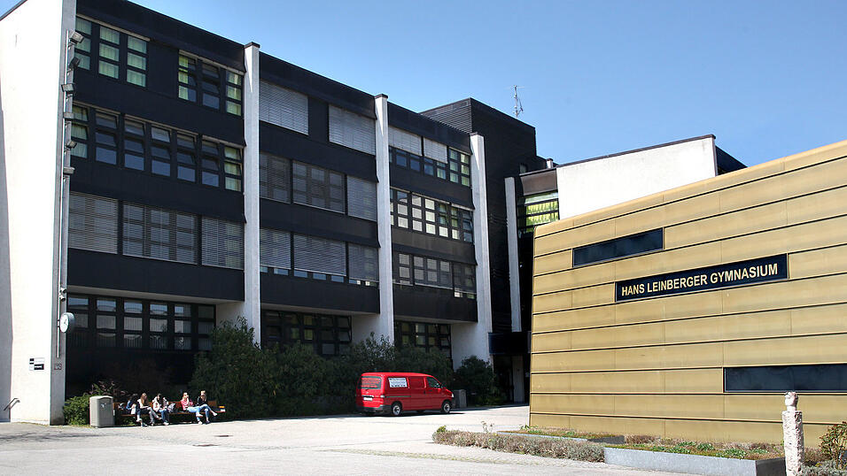Das Hans-Leinberger-Gymnasium (HLG) ist mit etwa 1 350 Sch&uuml;lern das gr&ouml;&szlig;te Gymnasium der Region. Nun wird es f&uuml;r 21,6 Millionen Euro saniert. (Foto: cv)