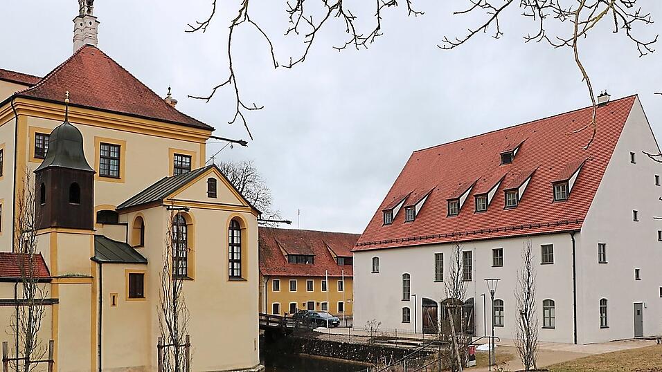 Das Trainer Zentrum mit dem Wasserschloss und Zehentstadl (rechts), in dem sich die Gemeindekanzlei und der Sitzungssaal des Gemeinderats befinden; Im Hintergrund das ehemalige Br&auml;ust&uuml;berl, das leer steht.