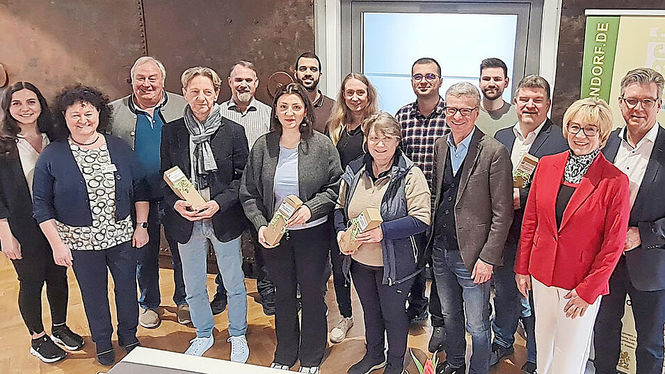 Neun der zehn Digitalpaten und das Team von &bdquo;mach mit&ldquo; mit Plattlings B&uuml;rgermeister Hans Schmalhofer, Stephansposchings B&uuml;rgermeisterin Jutta Staudinger, Landrat Bernd Sibler (v. r.) und Plattlings Seniorenbeauftragtem Max Thoma (3. v. l.).