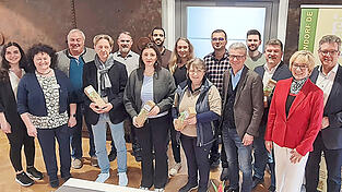 Neun der zehn Digitalpaten und das Team von &bdquo;mach mit&ldquo; mit Plattlings B&uuml;rgermeister Hans Schmalhofer, Stephansposchings B&uuml;rgermeisterin Jutta Staudinger, Landrat Bernd Sibler (v. r.) und Plattlings Seniorenbeauftragtem Max Thoma (3. v. l.).