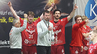Es läuft rund: Das Team von TGL-Coach Casba Szücs (grauer Pullover, re.) ist in der Vorbereitung bisher noch ungeschlagen. Es läuft rund: Das Team von TGL-Coach Casba Szücs (grauer Pullover, re.) ist in der Vorbereitung bisher noch ungeschlagen.
