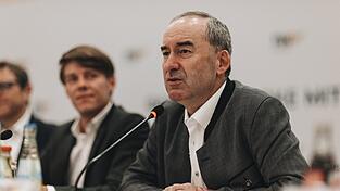 Hubert Aiwanger fordert: „Unter zwei Euro pro Liter an der Zapfsäule.“ Hubert Aiwanger fordert: „Unter zwei Euro pro Liter an der Zapfsäule.“