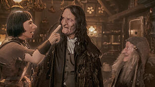 Hui Buh (links), der verzauberte K&ouml;nig Julius III. und die Knusperhexe in 'Hui Buh und das Hexenschloss'