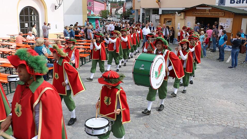 Mit dem Einzug - allen voran der Stadtspielmannszug - startet das Bürgerfest in Viechtach jedes Jahr. Auch heuer dürfen sich die Besucher auf ein vielfältiges Programm freuen. Mit dem Einzug - allen voran der Stadtspielmannszug - startet das Bürgerfest in Viechtach jedes Jahr. Auch heuer dürfen sich die Besucher auf ein vielfältiges Programm freuen.